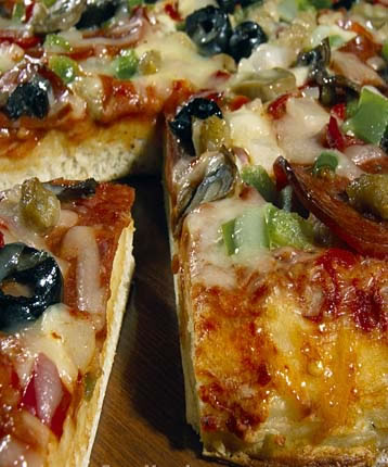 Delicious.... - Delicious...rich,cheesy..creamy...pizza.Oh..I'm gonna take a piece..