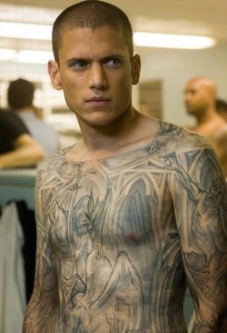Micheal Schofield's Tatoo - This is the pic when Michael Scofield was at the washroom or changing room where his Tatoo was exposed.