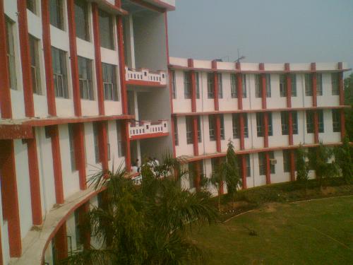 my college pic we are missing alot - This pic is of my college frm where i had done engineering