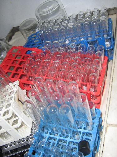 Common materials in Chemistry - Test tubes, test tube racks, glassware in Chemistry