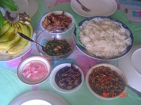 My favorite dishes - Well this are my favorite dishes. Let me name them for you but dont expect its the right name i mean the translation cause i really dont know the english name of those dishes huhuh!.  Adobong paco (fern with soy sauce) = the green one at the center with spoon in it.  Adobong pusit (Squid with soy sauce) = obviously the squid one.  Ginisang Puso ng saging (stir fried heart of banana) = hahha! i dont know the name of this its next to that squid. below of it.  Fried chicken = yeah the fried chicken.  Well i dont know if you people likes those foods. well for me they're the best and i cooked them all. :) i am ok..? pls. believe me.