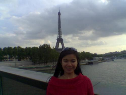 Eiffel Tower - One of the attractions of Paris , the Eiffel Tower -a main tourist attraction.