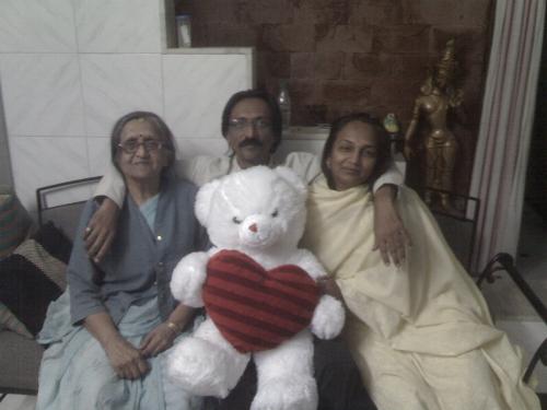 dats my NiKo{teddy bear} - from left to right.. my granny, dad, mom.
