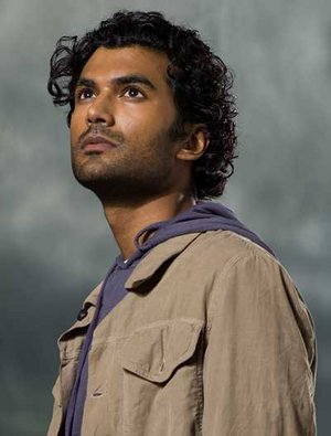 Mohinder Suresh (Sendhil Ramamurthy) - Mohinder Suresh (Sendhil Ramamurthy) is an Indian gene-biologist, and he's the main narrating character of Heroes. His father, Chandra Suresh, wrote a book about evolution, and was killed by Sylar. Mohinder Suresh is using his father’s genetic research to track down people who have developed special abilities and warn them about Sylar.