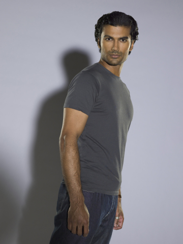 Mohinder Suresh (Sendhil Ramamurthy) - Mohinder Suresh (Sendhil Ramamurthy) is an Indian gene-biologist, and he's the main narrating character of Heroes. His father, Chandra Suresh, wrote a book about evolution, and was killed by Sylar. Mohinder Suresh is using his father’s genetic research to track down people who have developed special abilities and warn them about Sylar.