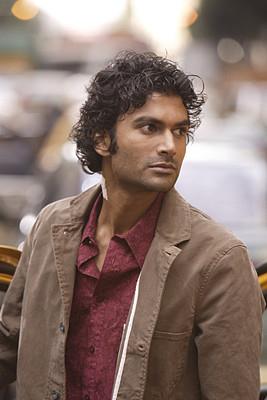 Mohinder Suresh (Sendhil Ramamurthy) - Mohinder Suresh (Sendhil Ramamurthy) is an Indian gene-biologist, and he's the main narrating character of Heroes. His father, Chandra Suresh, wrote a book about evolution, and was killed by Sylar. Mohinder Suresh is using his father’s genetic research to track down people who have developed special abilities and warn them about Sylar.