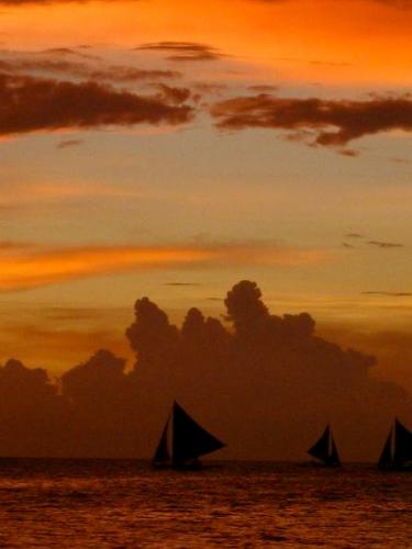 paradise... GUESS WHERE I TOOK THAT PICTURE..... - i love taking pictures but not really good at it... but i hope you like it. if you guessed it right well damn you're good... dan da da dan BORACAY!!! it was sunset that time when i tok it. beautiful huh?! hahaha