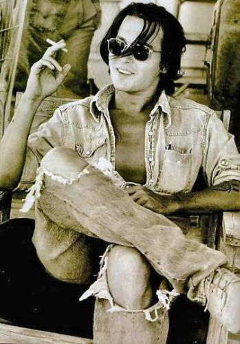 Johnny Depp the usual get up! - Johnny Depp and his hobby... I find this photo really cool!
