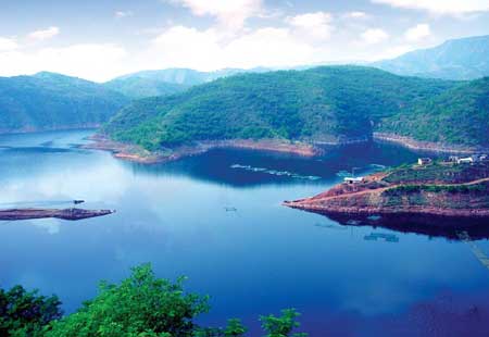 xiaolang di scene - xiaolangdi scenic spot is located in the middle of tje yellow river.