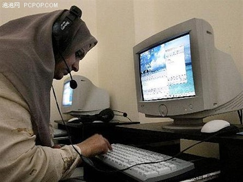 iraq - iraq people on computer.