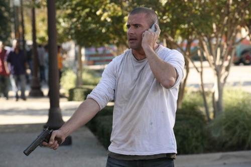 Lincoln Burrows/Dominic Purcell - Falsely accused of the murder of Terrence Steadman and sentenced to death for the crime. He evaded authorities after escaping from prison and has been exonerated of all charges. Currently free, he has successfully assisted Michael and James Whistler to break out of Sona. As of Season 4, he is now part of Self's covert 'A-Team' assembled to bring down The Company.