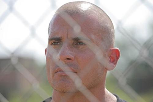 Lincoln Burrows/Dominic Purcell - Falsely accused of the murder of Terrence Steadman and sentenced to death for the crime. He evaded authorities after escaping from prison and has been exonerated of all charges. Currently free, he has successfully assisted Michael and James Whistler to break out of Sona. As of Season 4, he is now part of Self's covert 'A-Team' assembled to bring down The Company.