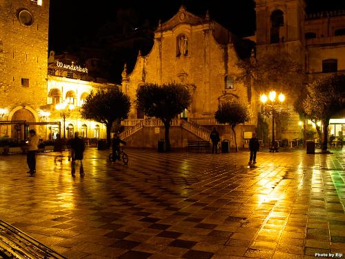 Ancient square - the old Plaza look warm in the night.i like the feeling of gentle.