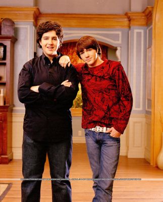 Draka and Josh - Drake and Josh standing in a killing pose. This is amazing. They rock together. All the four seasons of Drake and Josh were big hit due to this Duo.