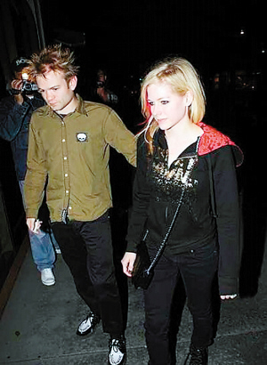 Avril and her husband - the photo is from Chongqing Evening News
http://www.cqwb.com.cn/webnews/htm/2008/9/17/301529.shtml
