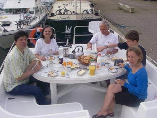 Breakfast on our Burgundy boat trip in summer! - Enjoying a healthy breakfast out in the open!