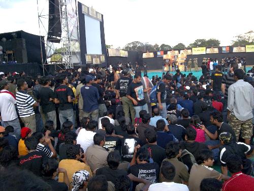 crowd awaits - The crowds cant wait for them anymore.