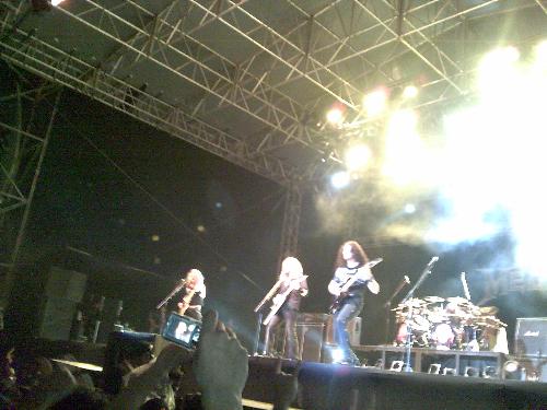 Symphony of destruction - The crowd and Megadeth in symphony.