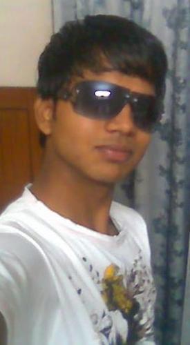 Its mee - Its me shashank agarwal... I am in the messy hair look...