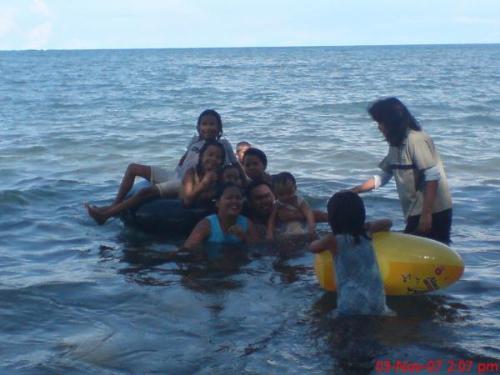 swimming - my cousins are swimming in the sm beach..i want to swim there too!