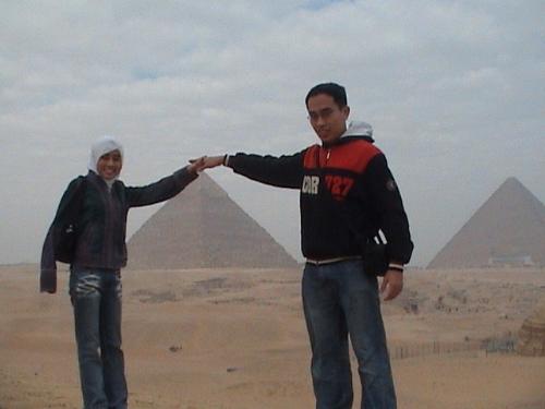 i've touched summit of pyramid - hehe...pyramid is not that high..if you just believe..see,i've touch the summit