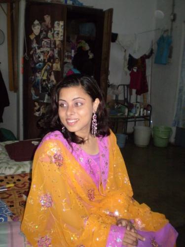 girl in pink and yellow... - great looks... absolutely enjoyable...