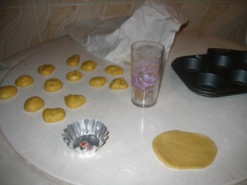 sweet dough balls - kneading without a rolling pin. using only floured glass.