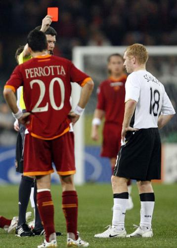paul scholes - In 1998-99, Scholes was a key player in Manchester United's Premiership title/F.A Cup/Champions League treble success. He scored one of United's two goals against Newcastle in the F.A Cup final but was ruled out of the Champions League final victory over Bayern Munich through suspension.