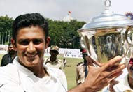 kumble with cup - kumble with the test series cup