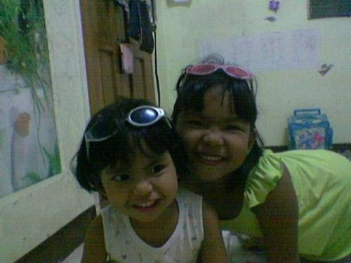 ate maia and baby robin - My cute and cuddly daughters.