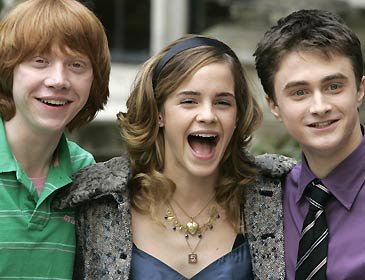 harry potter trio - this is their pic together (rupert, emma, and dan) in harry potter movie premiere i guess  emma looking really pretty and gorgeous and happy, wearing beautiful gown, she's laughing out loud while rup is acting cool the way he used to behave, looking very loosened up with his casual shirt and dan..looking gorgeous with his tie and t-shirt i love them