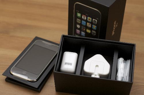 iPhone 3g unboxed - iphone components inside box