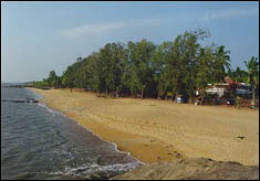 Kappad beach - For the people of Kozhikode, this pleasant stretch of rock studded beach is Kappakkadavu. To the tourist it is one of the most charming of Kerala's beaches. Kappad finds mention in history and geography texts as the gateway to the Malabar coast. Here, 501 years ago, 170 men led by the Portuguese navigator Vasco da Gama (1460-1524) sailed in and stepped into Kerala to create a new chapter in history. The story of a long and tumultuous socio-political relationship between India and Europe. It was the spices and wealth of Malabar that first brought the Arabs, the Phoenicans, the Greeks, the Romans, the Portuguese, the Dutch and the English to Kerala. Kappad has witnessed many such landings.  Kozhikode was then the most important trade centre of the Malabar region and the Zamorins who ruled this mighty land were powerful and shrewd. Though the Portuguese were welcomed in Kozhikode they were not too well encouraged or entertained for long by the Zamorins, which might be the reason they shifted their base to Kochi and Kollam down south. Today only a little stone monument is left at the Kappad beach to speak of its great historic importance. On the rocks nearby is a temple believed to be 800 years old.  To the tourist, however, this little sea faring town is a heaven. The best route to Kappad is along the backwaters. Unspoilt and uncrowded, the picturesque backwaters of Kozhikode offers a bewitching experience. A ride down the backwaters through the Korappuzha river brings you to the beach.