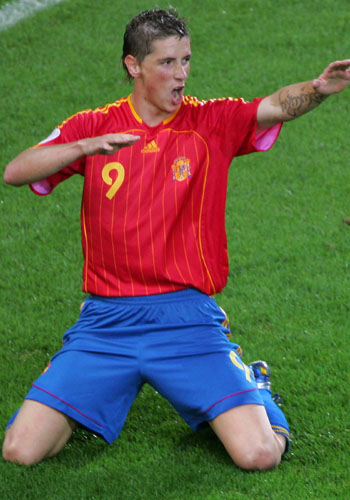 fernando torres - At the time, Newcastle United manager Bobby Robson was apparently informed of Torres' talent by a Newcastle scout.Robson, however, decided against a move for the Spaniard. Torres made his début for Atlético Madrid in the Vicente Calderón Stadium against Leganes and he scored his first goal for the club the following week, in a game against Albacete.  2002 saw Atlético Madrid returning to the first division of Spanish football. In his first season playing in the top division, Torres did not find the transition from second tier football too much of a hindrance as he scored 13 goals. Torres has been the top scorer for Atlético in La Liga for the past four seasons.He is the youngest player to play for Atlético Madrid and the youngest to become captain (at age 19).