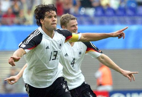 ballack - Still, Leverkusen's unsurpassed push on all fronts brought Michael Ballack a lot of merits, as he was deemed the heart and brain of the team. Giants Bayern Munich managed to sign him for the next season, in a 13 million euro deal. He managed 3 fabulous seasons with Bayern, having played 107 matches and scoring 44 goals, despite being given a more defensive role than at Leverkusen.