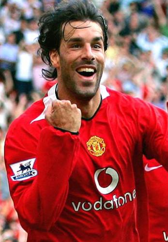 nistelrooy - After having scored 29 goals in 1999/2000, Ruud picked up a knee injury in a friendly against Silkeborg on 6 March 2000. The next month, a proposed move to Manchester United fell through because he could not complete a medical at United, causing the deal to be postponed.   Days later, he collapsed in training with PSV Eindhoven and damaged his cruciate ligament.