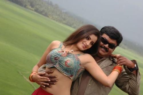 indian pair romancing.. - in the greens...