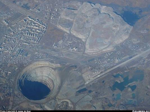 Amazing Hole - i don't know what is it but the only thing that i know about it is that its an amazing hole that makes me wonder really i really feel shocked from the core take a look i never see a hole like this in earth