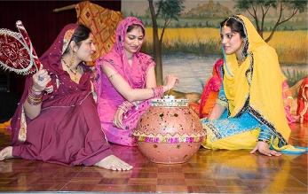 salwaar kameej - girls in traditional dress