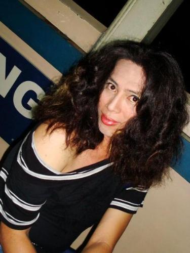 while waiting - a friend of mine took this picture while waiting for a ride at the mrt station. we'll attend a special event, its a jewelry launching @ the embassy bar.