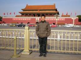 Travel of Beijing - I have been to Beijing recently and like to share my photos with you.  Beijing had already entered into the winter and I felt very cold when I walked on the road. Before I went to Beijing ,one of my friend told me it's difficult for the people from the south area to live in the north. I did not take it as a problem before I arrived in BJ. But I noticed the tempreture was much lower than that in GZ after I went out of the railway station. Fortunelily, the sunshine in the daytime kept me have a good mood to travel around the city. Haha...