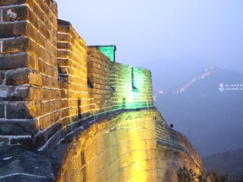 great wall - night wiew of the great wall . China