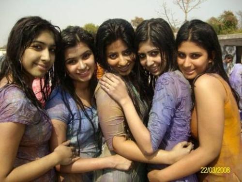 wet color dress in festival - wet our white dress in to color dress in festivals.