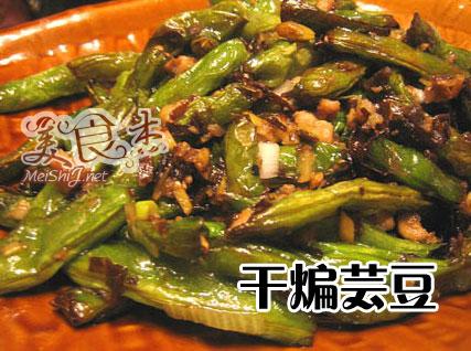 kidney bean braised in soy sauce. - 1 Put some oil in your pan
2 add some garlic powders to the hot oil
3 If you don't mind eating meat, put some minced meat in the pan and stir-fry
4 Put the kidney bean into the pan with hot oil, minced meat, and garlic powders
5 stir-fry the mixture until they are half-done
6 add some water and then cover the pan
7 when the water is almost boiling dry, open the cover and sitr-fry again
8 put some salt and other condiment like chopped green onion
9 Enjoy the cuisine kidney bean braised in soy sauce. - 1 Put some oil in your pan
2 add some garlic powders to the hot oil
3 If you don't mind eating meat, put some minced meat in the pan and stir-fry
4 Put the kidney bean into the pan with hot oil, minced meat, and garlic powders
5 stir-fry the mixture until they are half-done
6 add some water and then cover the pan
7 when the water is almost boiling dry, open the cover and sitr-fry again
8 put some salt and other condiment like chopped green onion
9 Enjoy the cuisine