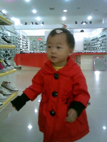 Little Girl---She is looking for what - Wow, a cute baby, who she is looking for!Where she is in? Who knows! She also likes an angle that the God send to us! Ah, nobody can think out that she stays alone, without any persons with here, just go shopping freely.
