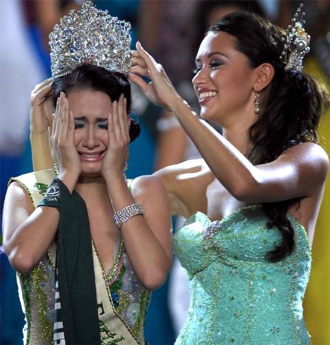 A winner in a beauty contest is crying! - "Miss Earth 2008" is crying after she is named as the winner!