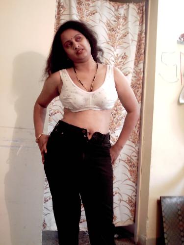 sexy indian posing ... - inviting smile..