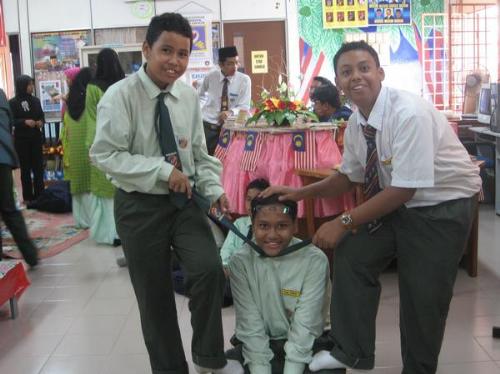 kiLl - this photo was taken in my library.SMK Setapak indah.. this 2 dudes trying to kill my friend..lol..me is at the back.. the guy make innocent face though..