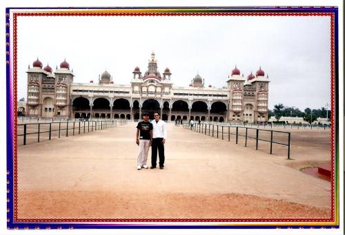 me, mithlesh & mysore palace... - the great mysore palace.