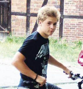 zomg gustav! - *sigh* Gustav. ^_^ Lots to say 'bout him like every guy in the band. But yeah... :P